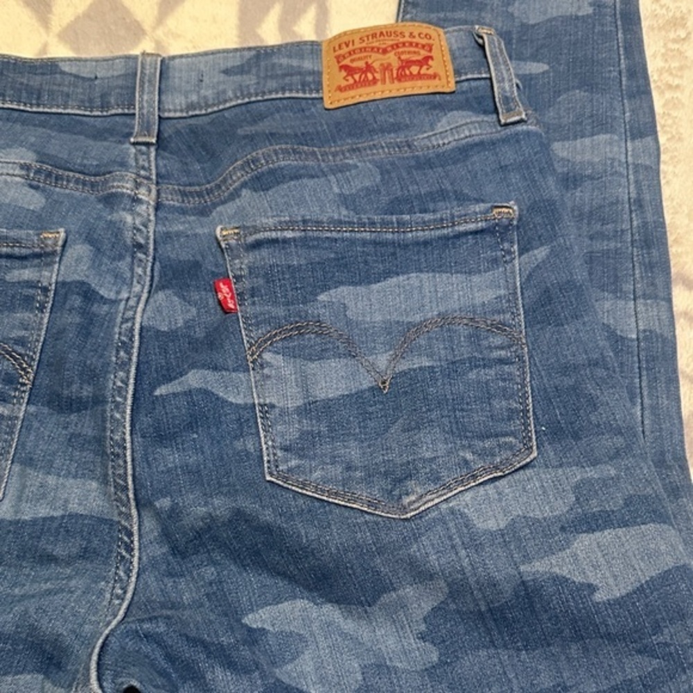 646. Levi's 760 high rise, super skinny Women's Blue Camouflage Jeans size 29